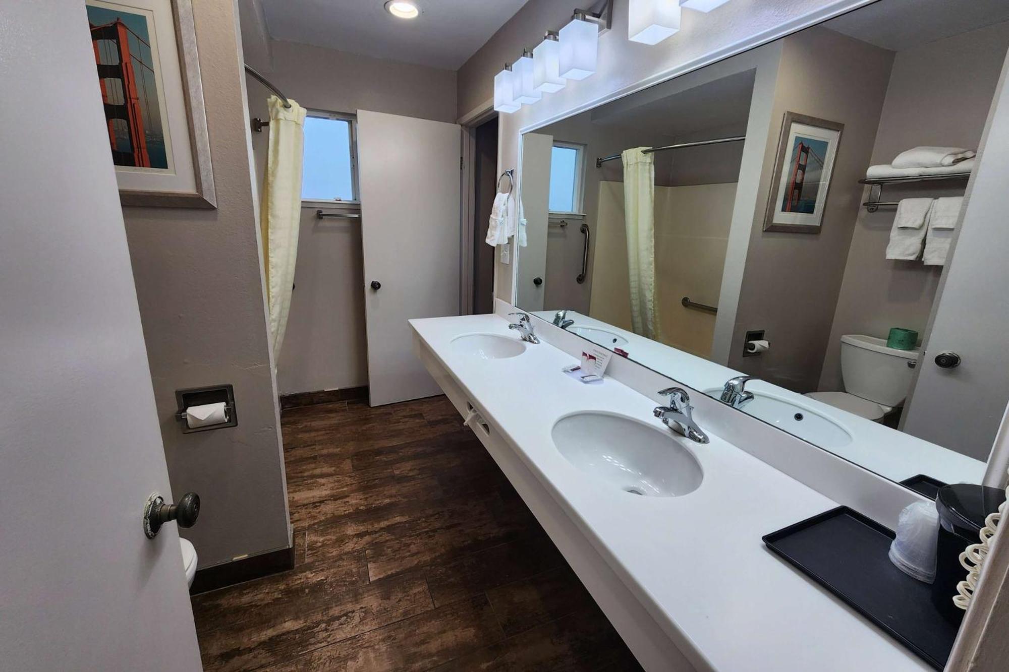 Ramada Bayside Inn & Suites 유레카 외부 사진